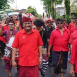 Ketua DPC PDIP Gianyar Made Mahayastra diiringi ribuan simpatisan menuju KPU untuk mendaftarkan Bacaleg. (Foto: Istimewa)