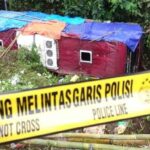 bus yang jatuh ke sungai di Guci, Tegal.(ANTARA FOTO/Tois)