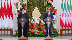 Presiden Joko Widodo dan Presiden Republik Islam Iran, Seyyed Ebrahim Raisi, menyampaikan pernyataan pers bersama di Istana Kepresidenan Bogor, Provinsi Jawa Barat, Selasa (23/5/2023). (Foto: BPMI Setpres/Laily Rachev)