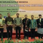 Ketua Presidium Pusat ISKA Luky Yusgiantoro bersama Gubernur Lemhannas Andi Widjajanto dan para narasumber foto bersamausai puncak acara Dies Natalis ke-65 ISKA di Universitas Atmajaya, Jakarta.