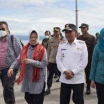 Menteri Sosial Republik Indonesia, Tri Rismaharini didampingi sejumlah pejabat Maluku Tengah, kunjungi korban Rudapaksa di Kecamatan TNS.