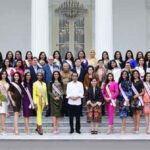 Presiden Joko Widodo berfoto bersama para finalis ajang Puteri Indonesia tahun 2023 di Istana Merdeka, Jakarta, pada Senin (22/5/2023). (Foto: BPMI Setpres/Lukas)