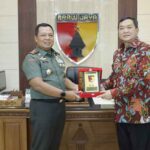 Pangdam V/Brawijaya, Mayjen TNI Farid Makruf menerima audiensi Kepala BNN Jawa Timur, Brigjen Pol Mohammad Aris Purnomo di ruangan kerjanya pada Selasa (13/06/2023). (Foto: ist)