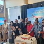 Gubernur Wayan Koster saat memotong kue penyambutan kedatangan pesawat A380a Emirates. (Foto: M-003)