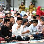 Presiden Joko Widodo dan Ibu Iriana Joko Widodo melaksanakan salat Iduladha 1444 Hijriah di halaman Istana Kepresidenan Yogyakarta, pada Kamis, 29 Juni 2023. (Foto: BPMI Setpres)