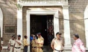 Petugas Enforcement Directorate tugasnya menangani tindakan korupsi dan pencucian uang di India