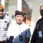 Kepala Satpol PP Kabupaten Badung IGAK Suryanegara (tengah) saat usai mengikuti sidang Pra Peradilan di PN Denpasar. (fOTO: m-003)