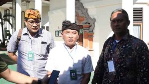 Kepala Satpol PP Kabupaten Badung IGAK Suryanegara (tengah) saat usai mengikuti sidang Pra Peradilan di PN Denpasar. (fOTO: m-003)