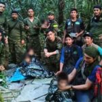 pasukan militer Kolombia saat menemukan korban kecelakaan pesawat. (Foto: Net)