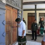 Bupati Jembrana I Nengah Tambah saat mengecek salah satu sekolah yang dilaporkan mengalami pencurian, yaitu SDN 4 Manistutu Kecamatan Melaya, Kamis (29/6), (Foto: M-011)