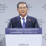 Perdana Menteri Tiongkok Li Qiang berpidato pada pembukaan Pertemuan Tahunan ke-14 Para Juara Baru, atau Davos Musim Panas, di Kota Tianjin, Tiongkok utara, 27 Juni 2023. (Foto: Xinhua)