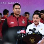 Ketua Ketua Persatuan Sepak Bola Seluruh Indonesia (PSSI) Erick Thohir menyampaikan keterangannya kepada awak media di Kompleks Istana Kepresidenan, Jakarta, pada Senin (5/6/2023). (Foto: BPMI Setpres/Lukas)