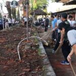 Bupati Jembrana I Nengah Tamba beserta ASN bergotong royong di pasar Ijo Gading, tempat dimana untuk merelokasi pedagang pasar umum negara.