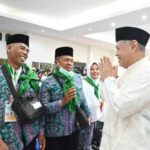 Anggota Komisi VIII DPR RI Nanang Samodra saat melepas keberangkatan Calon Jemaah Haji (CJH) Kloter I Embarkasi Lombok, Nusa Tenggara Barat, Rabu (7/6/2023) dini hari.