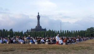 Ilustrasi sholat Idul Adha yang digelar di lapangan Bajra Sandi Renon Denpasar. (Foto: dok. NusaBali)