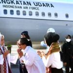 Ibu Iriana Joko Widodo bersama Ibu Wury Ma’ruf Amin dan sejumlah anggota Organisasi Aksi Solidaritas Era Kabinet Indonesia Maju (OASE KIM) bertolak menuju Provinsi Bali pada Jumat, (9/6/2023). (Foto: BPMI Setpres/Rusman)