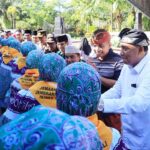 Bupati Jembrana I Nengah Tamba melepas calon jamaah haji kloter 45, Kamis (8/6/2023). Foto: M-011)