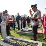 -Kapolri Jenderal Listyo Sigit Prabowo bersama sejumlah pejabat utama Mabes Polri, melaksanakan ziarah ke Taman Makam Pahlawan Nasional Utama (TMPNU) Kalibata, Jakarta Selatan, Jumat (30/6/2023) pagi.