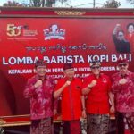 Ketua DPD PDIP Bali Wayan Koster saat menghadiri lomba Barista Kopi di Alun-alun Bangli. (Foto: Ist)