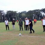 Bupati Jembrana I Nengah Tamba melakukan kick off pada pembukaan Liga Jembrana 2023, Minggu (11/6/2023). Foto: M-011)