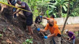 Tim Inafis Satreskrim Polresta Banyumas melakukan penggalian lanjutan di lokasi penemuan kerangka bayi. (foto: TribunManado.co.id)