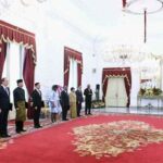 Presiden Joko Widodo menerima surat kepercayaan dari delapan duta besar LBBP negara-negara sahabat di Istana Merdeka, Jakarta, pada Senin, 26 Juni 2023. Foto: BPMI Setpres/Kris