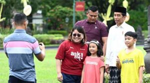 Presiden Jokowi menyapa dan berswafoto dengan masyarakat yang ada di sekitar Istana Kepresidenan Yogyakarta, pada Kamis, (29/6/2023). (Foto: BPMI Setpres/Kris)