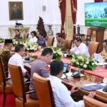 Presiden Jokowi memimpin rapat terbatas (ratas) bersama jajarannya untuk membahas percepatan transformasi dan keterpaduan layanan digital di Istana Merdeka, Jakarta, Senin (12/6/2023). (Foto: BPMI Setpres/Muchlis Jr.)