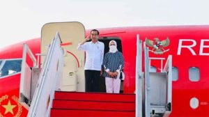 Presiden Joko Widodo didampingi Ibu Iriana Joko Widodo bertolak menuju Provinsi Nusa Tenggara Barat (NTB), pada Selasa (20/6/2023), melalui Pangkalan TNI AU Halim Perdanakusuma, Jakarta, dalam rangka kunjungan kerja. (Foto: BPMI Setpres/Laily Rachev)