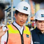 Presiden Joko Widodo menjawab pertanyaan awak media usai melakukan peninjauan pabrik smelter PT Freeport Indonesia, pada Selasa, 20 Juni 2023. (Foto: BPMI Setpres/Laily Rachev)