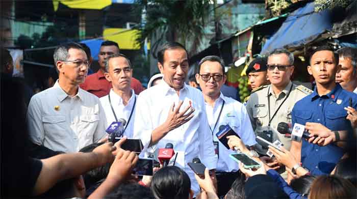 Presiden Joko Widodo memberikan keterangan di hadapan awak media di Pasar Palmerah, Jakarta, pada Senin, 26 Juni 2023. Foto: BPMI Setpres