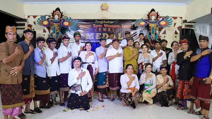 Bupati Jembrana I Nengah Tamba saat mengukuhkan Sanggar Kerta Winangun Swara sebagai sanggar yang fokus terhadap pelestarian kesenian Bali. (Foto: M-011)