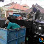 Desa Dauh Peken memiliki program pengelolaan sampah yang dinamakan TPS3R Sadu Kencana yang berdiri sejak tahun 2016.