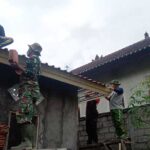 Pengerjaan program bedah rumah milik Ni Putu Marisa, warga Dusun Ulunsui, Desa Sampalan Klod, Kecamatan Dawan, Klungkung. (Foto: istimewa)