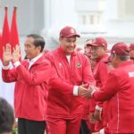 Menteri Pemuda dan Olahraga Republik Indonesia (Menpora RI) Dito Ariotedjo hari Senin (3/7) mendampingi Presiden Joko Widodo (Jokowi) menyerahkan bonus kepada atlet hingga pelatih yang meraih medali di ASEAN Para Games 2023 Kamboja. Total bonus yang diberikan sebesar Rp 320,5 miliar.(foto: Kemenpora/yayan)