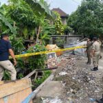 Satuan Polisi Pamong Praja saat memasang garis Satpol PP line di Jalan Muding Sari 100x Lingkungan Jambe, Kelurahan Kerobokan Kaja, Kecamatan Kuta Utara.