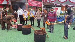 Pemusnahan barang bukti yang sudah berkekuatan hukum tetap, di halaman Kantor Kejaksaan Negeri Klungkung, Kamis (13/7/2023). (Foto: Istimewa)