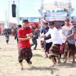 Wakil Wali Kota Denpasar, I Kadek Agus Arya Wibawa, secara resmi membuka Festival Layang-layang Bali ke-2 tahun 2023 di Pantai Padang Galak, Kesiman, Denpasar, Minggu (23/7).