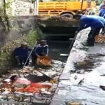 Pasukan Biru Prokasih DPUPR Kota Denpasar membersihkan sampah di saluran air. (Foto: Istimewa)