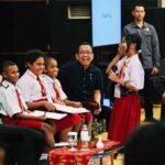 Presiden Joko Widodo bertemu dengan anak-anak pelajar Papua di Ballroom Cendrawasih, Swiss-Belhotel, Kota Jayapura, Provinsi Papua pada Jumat (7/7/2023) (Foto: BPMI Setpres/Laily Rachev)