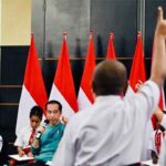 Presiden Joko Widodo memberikan kuis matematika berhadiah sepeda kepada anak-anak pelajar Papua di Ballroom Cendrawasih, Swiss-Belhotel, Kota Jayapura, Provinsi Papua pada Jumat (7/7/2023). (Foto: BPMI Setpres/Laily Rachev)