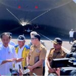 Presiden Joko Widodo menyampaikan keterangannya kepada awak media usai peresmian Jalan Tol Cileunyi-Sumedang-Dawuan (Cisumdawu) di Kabupaten Sumedang, Provinsi Jawa Barat, pada Selasa (11/7/2023). Foto: Foto: BPMI Setpres/Laily Rachev)