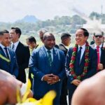 Presiden Jokowi dan rombongan tiba di Bandara International Jacksons, Port Moresby, Papua Nugini, (Foto: BPMI Setpres/Laily Rachev)