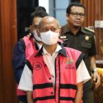 Dua orang Tersangka Perkara Pertambangan Ore Nikel PT Antam di Sulawesi Tenggara saat dilakukan penahanan