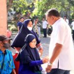 Bupati Jembrana, I Nengah Tamba didampingi Kepala OPD terkait menyalurkan bantuan sosial kepada disabilitas dan wanita rawan sosial ekonomi, Rabu (23/8/2023). (Foto: M-011)