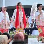 Sejumlah menteri wanita pada Kabinet Indonesia Maju turut mengikuti gelaran Istana Berkebaya yang digelar di depan Istana Merdeka, Jakarta, pada Minggu (6/8/2023). (Foto: BPMI Setpres/Muchlis Jr.)