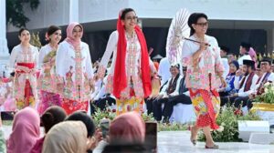 Sejumlah menteri wanita pada Kabinet Indonesia Maju turut mengikuti gelaran Istana Berkebaya yang digelar di depan Istana Merdeka, Jakarta, pada Minggu (6/8/2023). (Foto: BPMI Setpres/Muchlis Jr.)