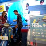 Pengunjung booth PLN saat melihat showcase motor vespa konversi dalam agenda Asean Minister on Energy Meeting (AMEM) ke-41 di Bali Nusa Dua Convention Center (BNDCC). (Foto: Dok. .PT PLN )