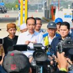 Presiden Joko Widodo menyampaikan keterangannya usai meresmikan Jalan Tol Ciawi-Sukabumi ruas Cigombong-Cibadak di Gerbang Tol Parungkuda, Kabupaten Sukabumi, Provinsi Jawa Barat pada Jumat (4/8/2023). (Foto: BPMI Setpres/Laily Rachev)