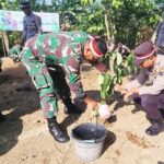 Anggota TNI dan Polri melakukan penanaman pohon di Kabupaten Lamongan, Jawa Timur, (Jumat (18/8/2023). (Foto: Istimewa)